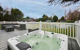 Sutton Lodge With Hot Tub